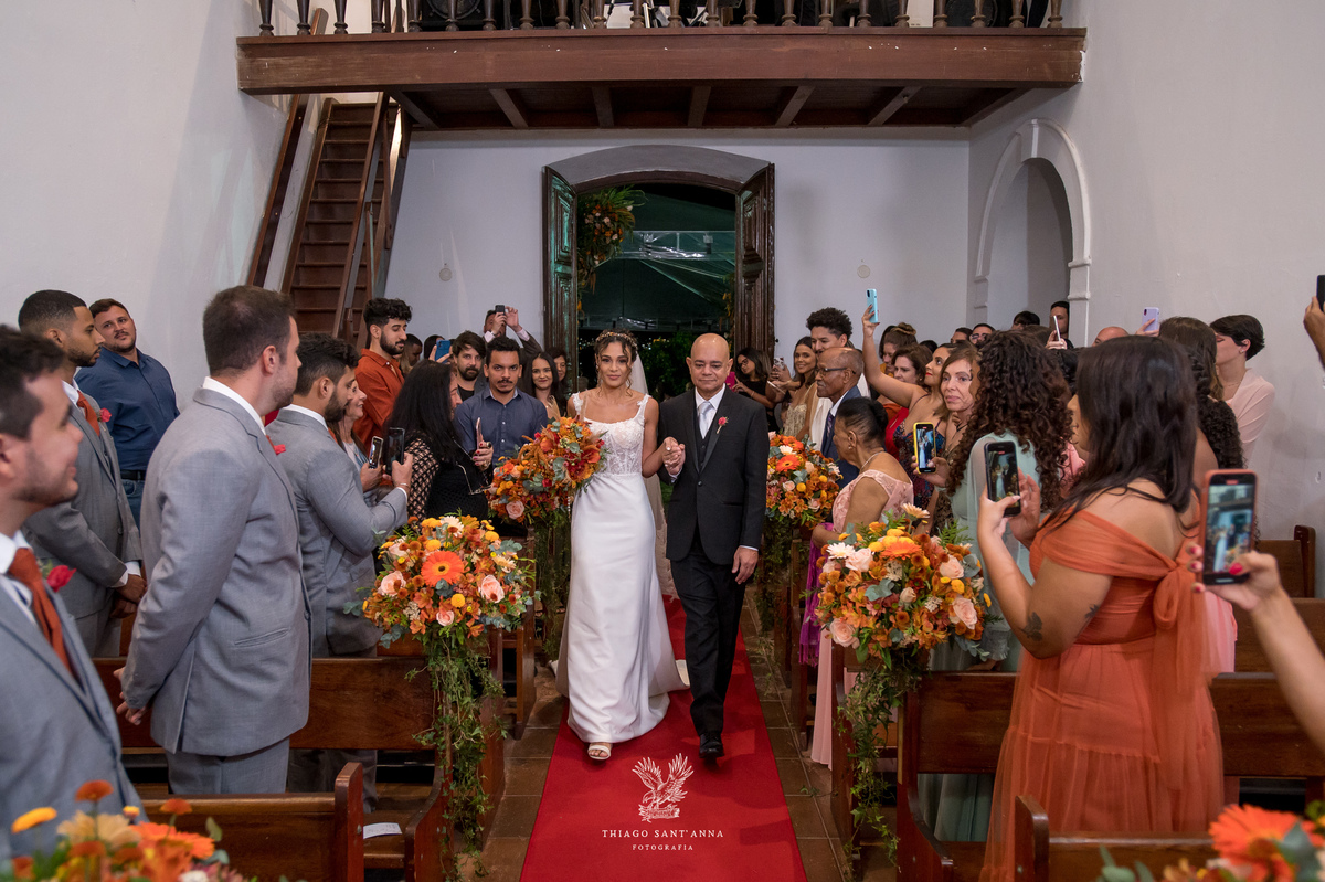 Entrada da noiva no casamento na igreja.
