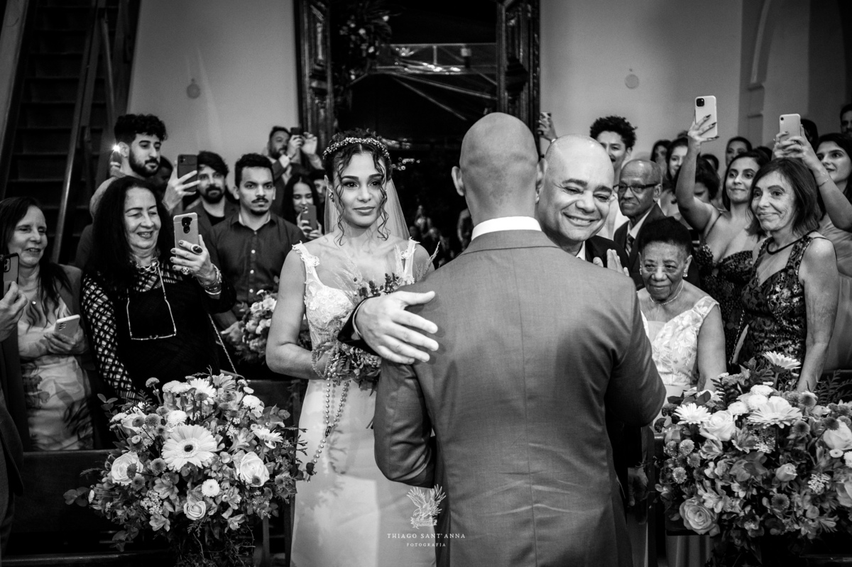 Entrega da noiva ao noivo no altar.