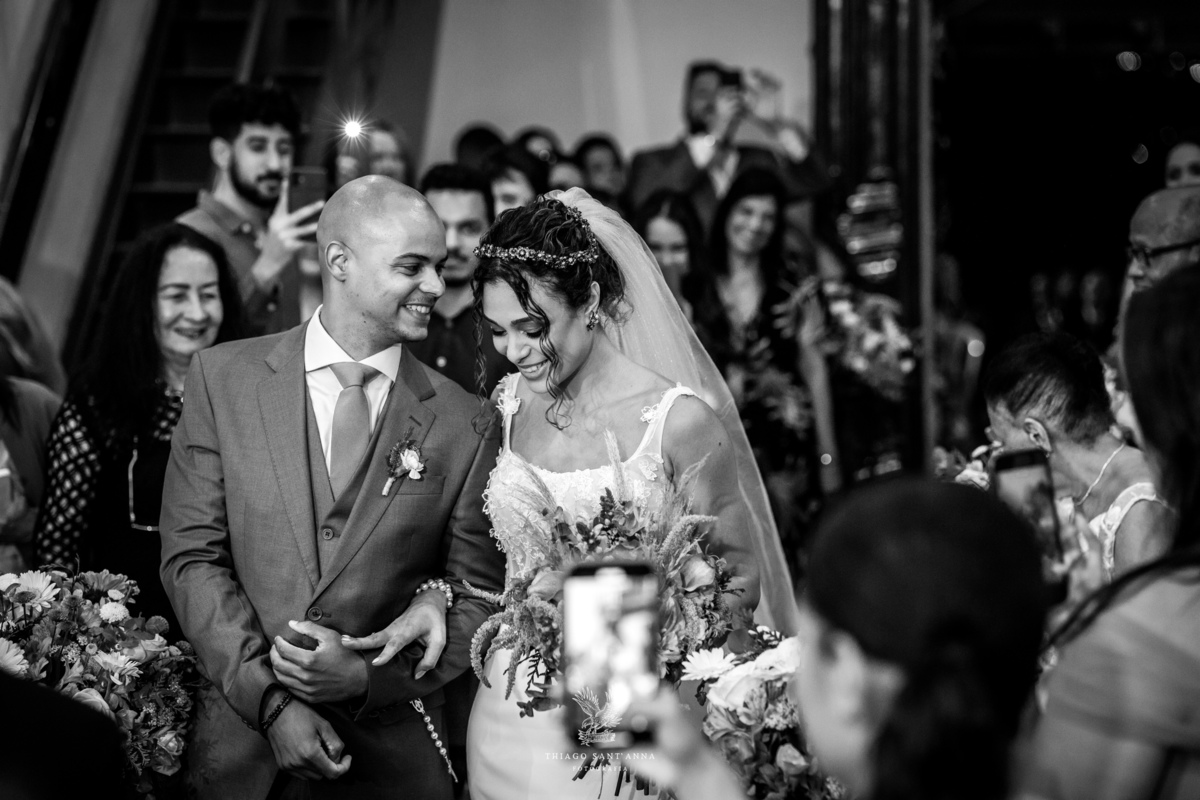 Noivos no altar de casamento.