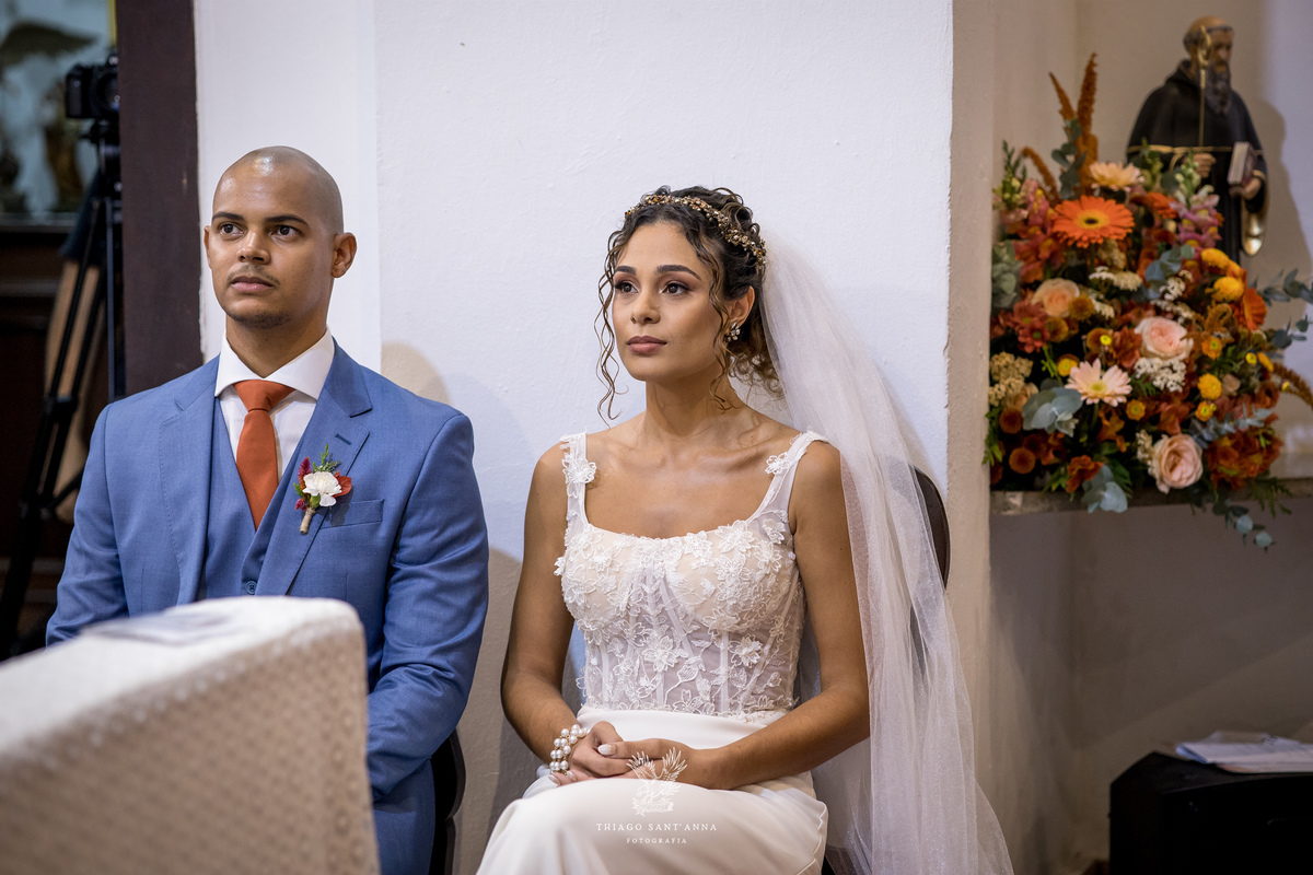 Noivos em cerimônia de casamento.