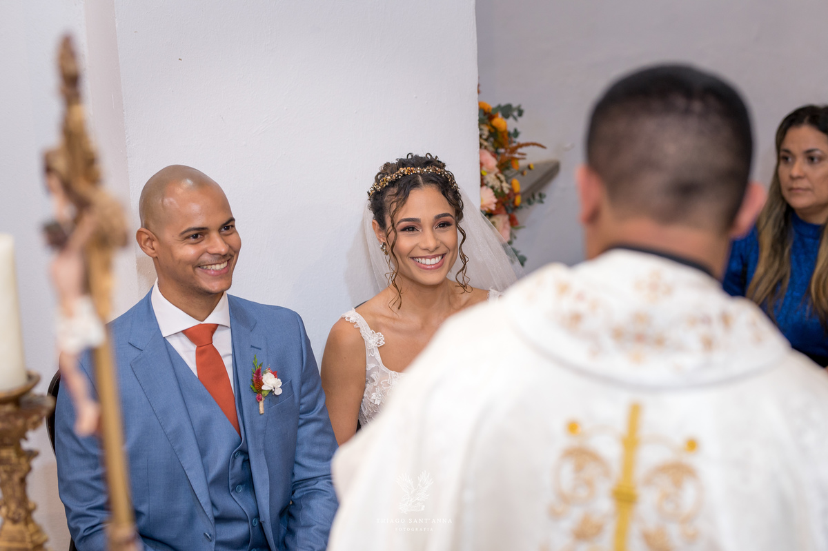 Noivos em cerimônia de casamento.