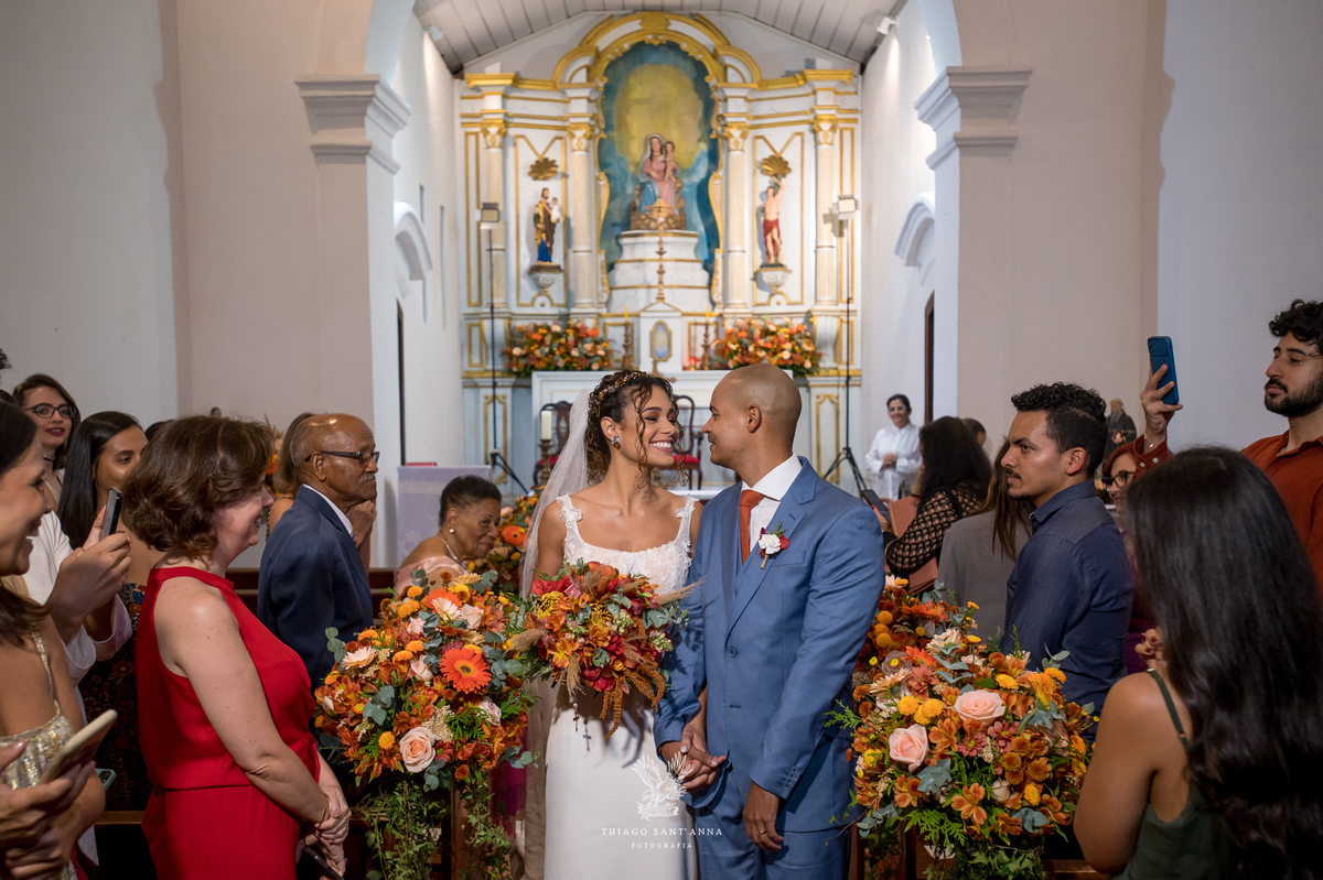 Noivos em cerimônia na igreja.