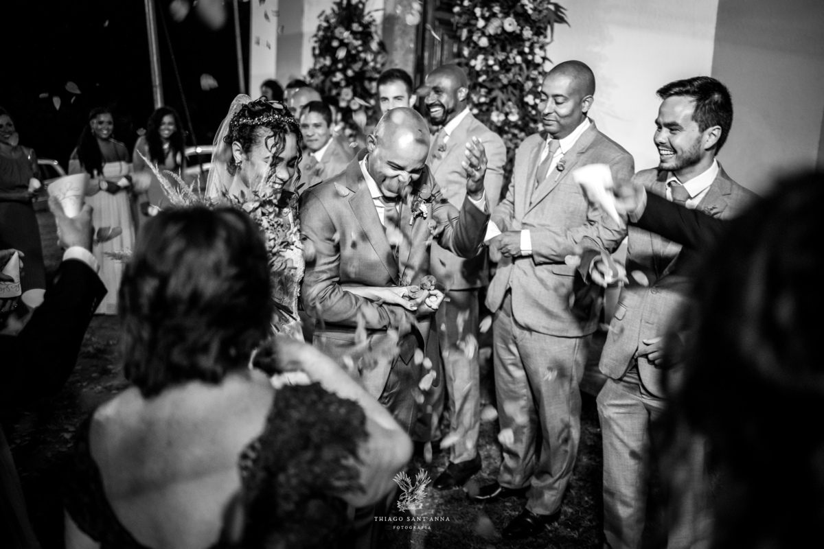 Saída dos noivos da cerimônia na igreja.