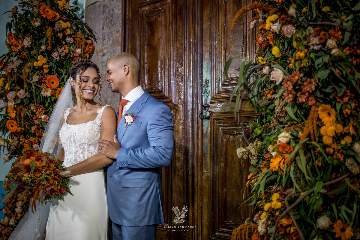 Noivos casamento na igreja.