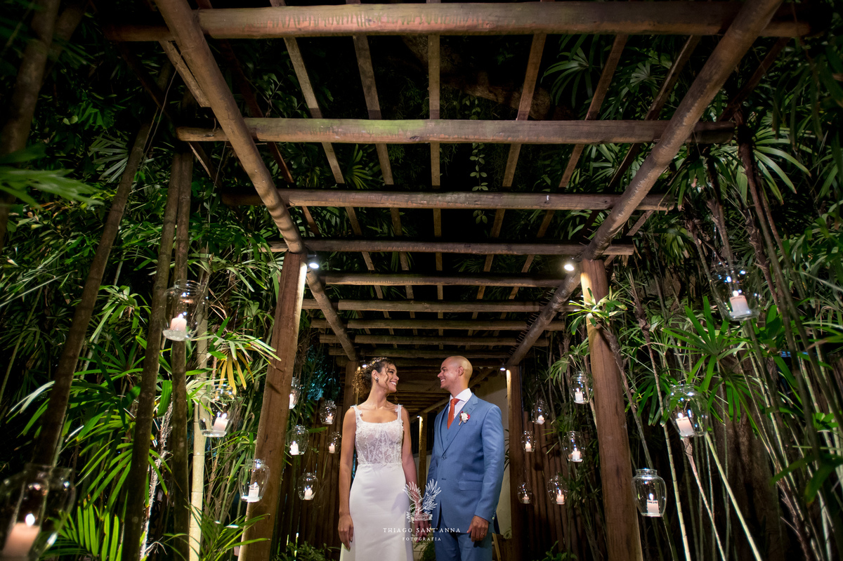 Entrada dos noivos na festa de casamento.
