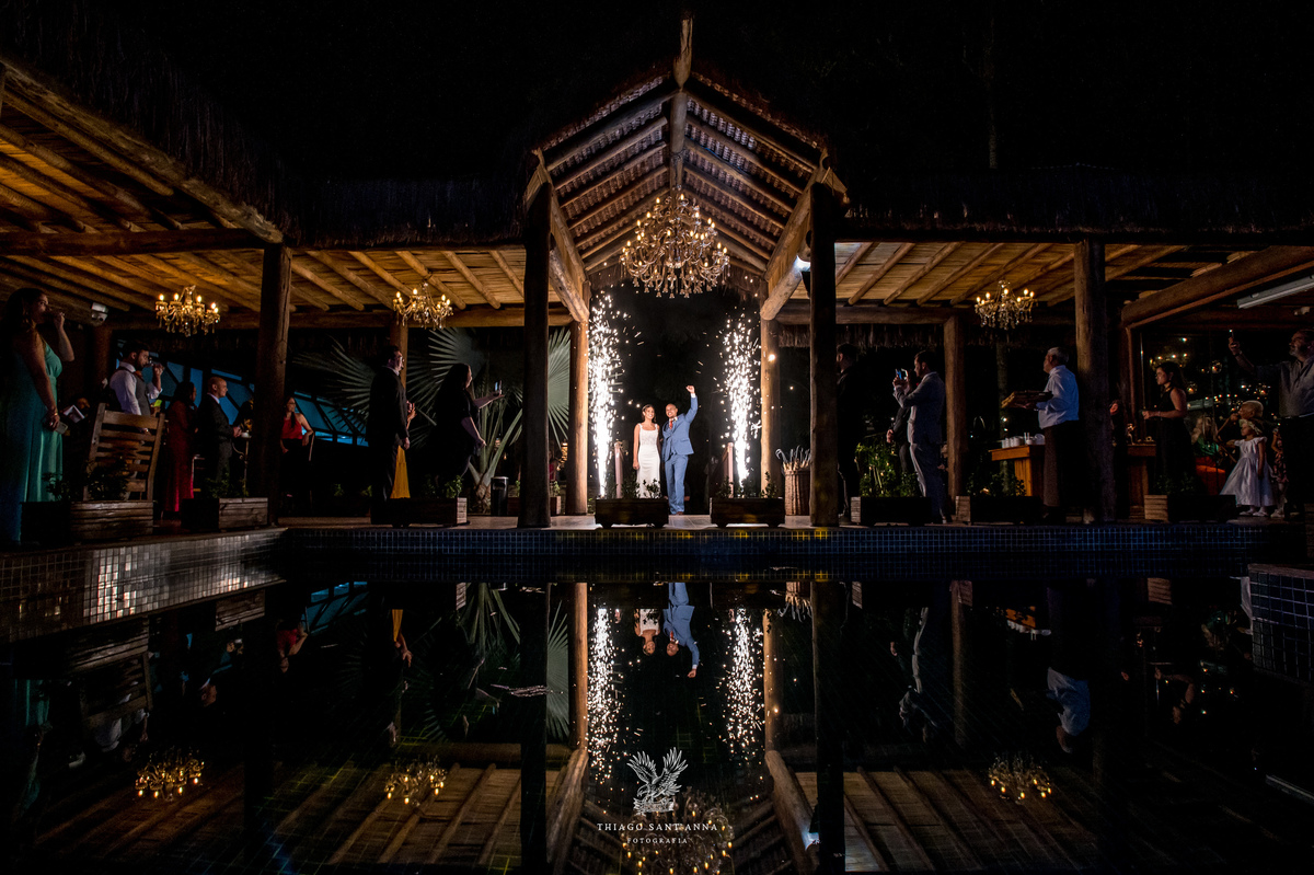 Entrada dos noivos na festa de casamento.