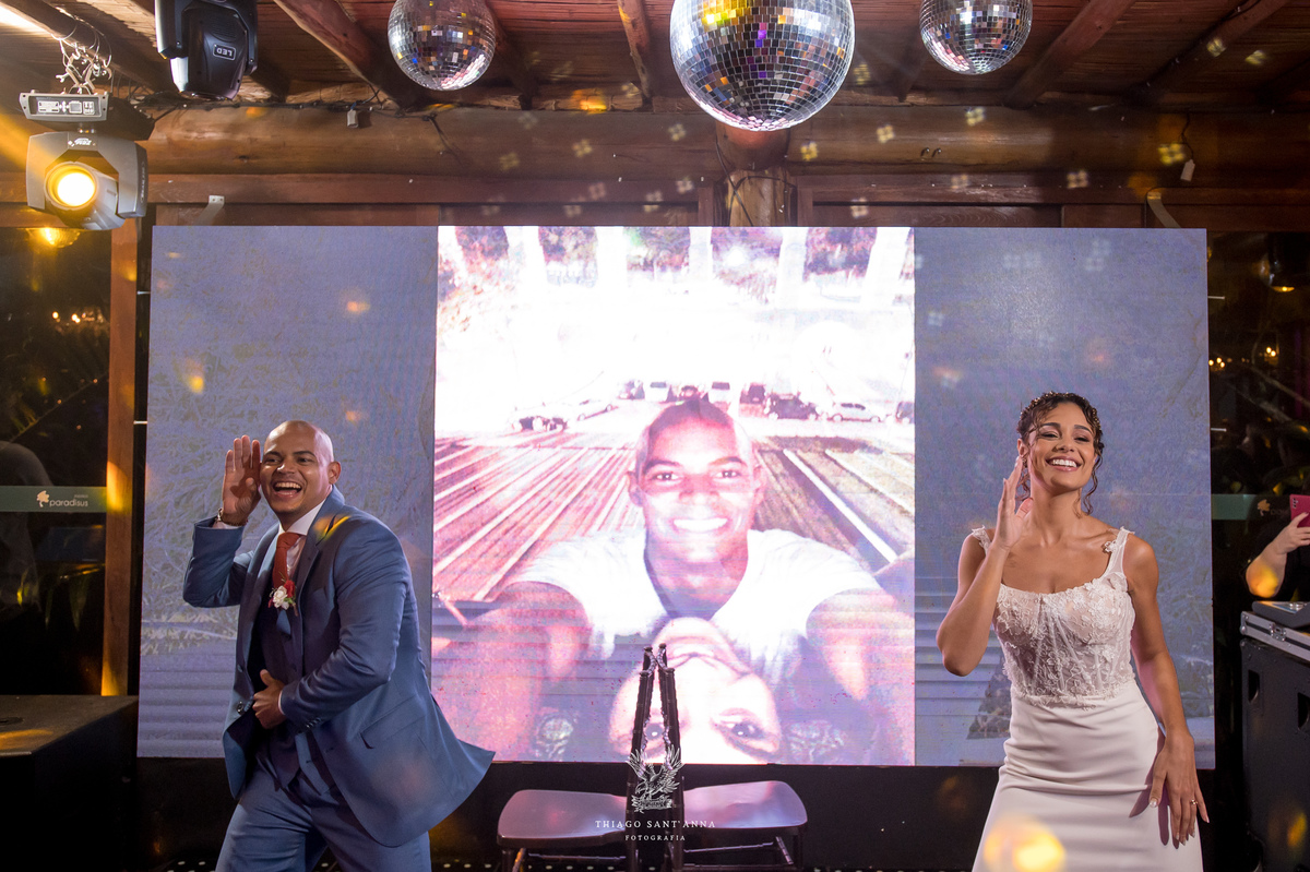 Noivos na pista de dança.