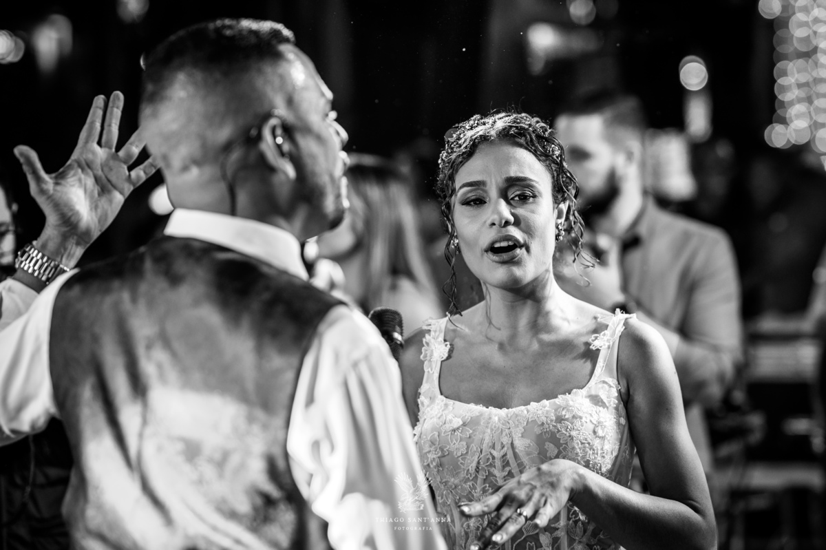 Noivos na pista de dança.