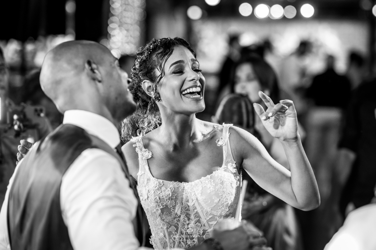 Noivos na pista de dança.