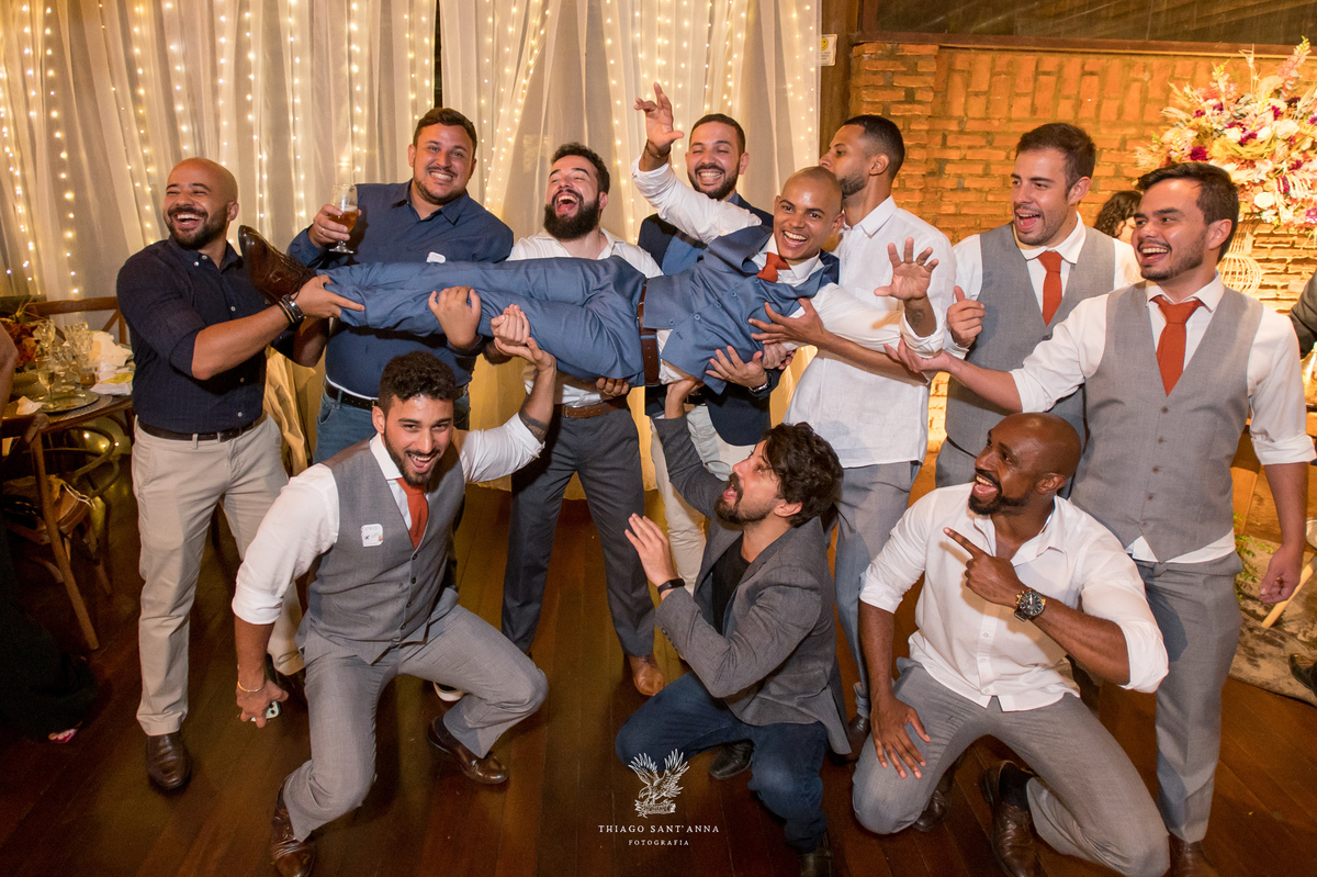 Ideia de foto do noivo com os padrinhos na festa de casamento.