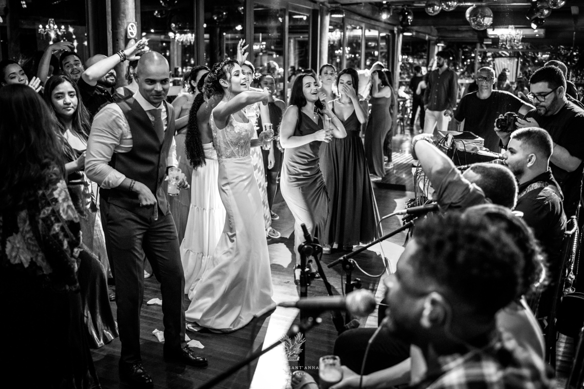 Noivos na pista de dança.