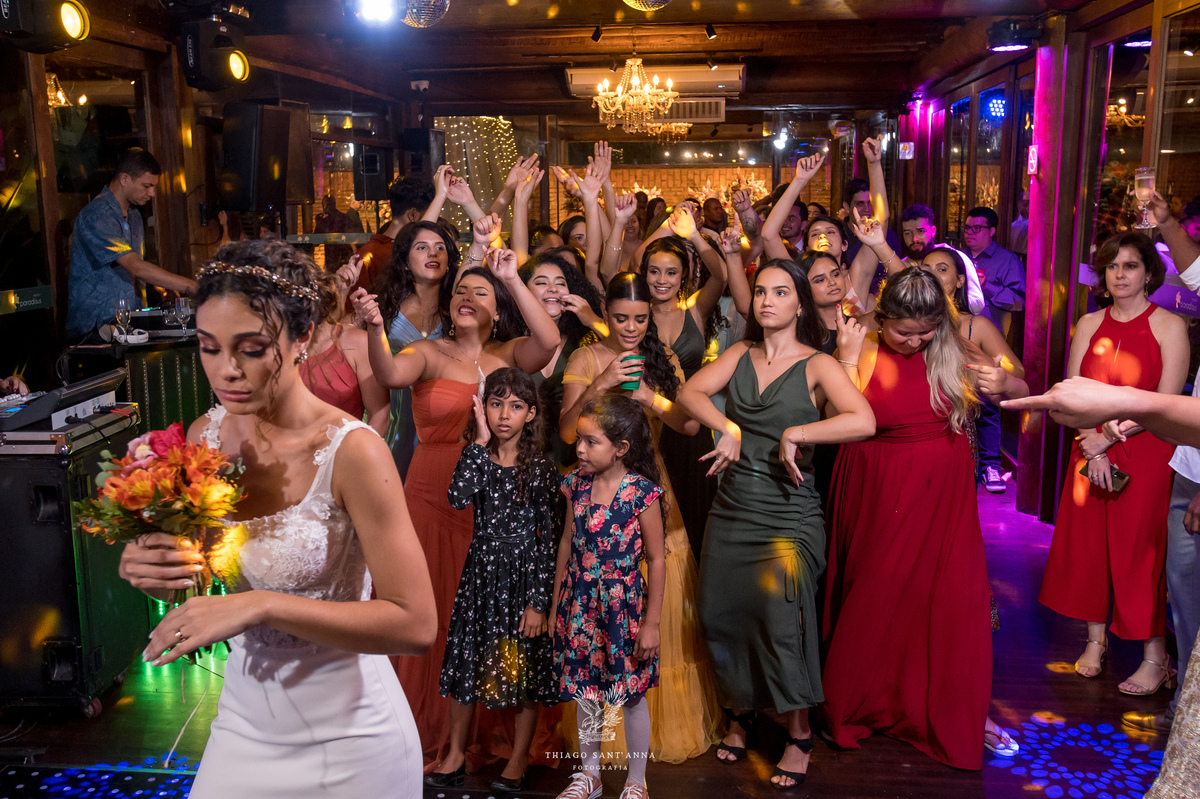 Noiva jogando buquê.