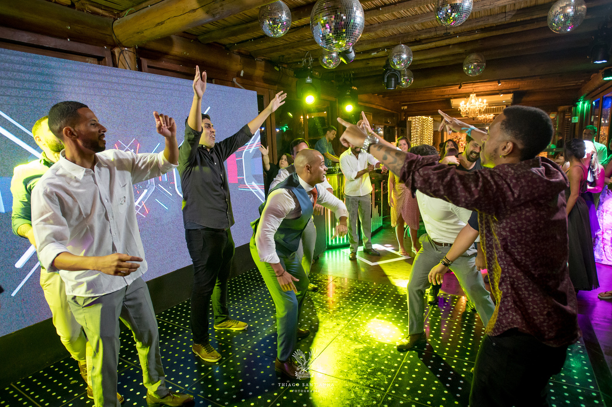 Noivo na pista de dança.