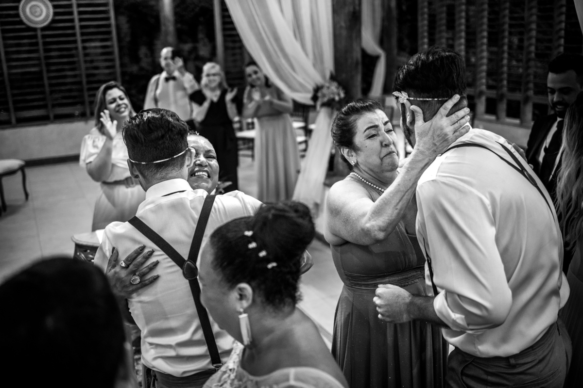 Noivos e família em cerimônia casamento.