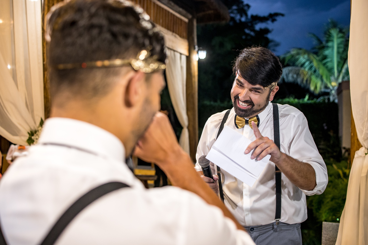 Troca de votos em cerimônia de casamento.