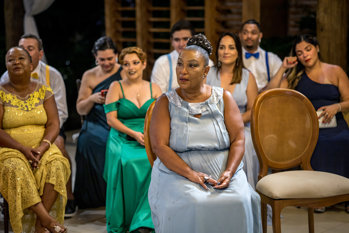 Família em cerimônia de casamento.