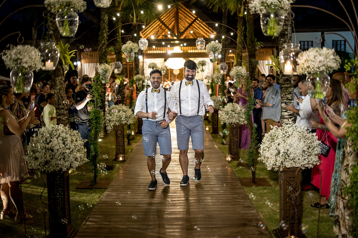 Saída da cerimônia em casamento.