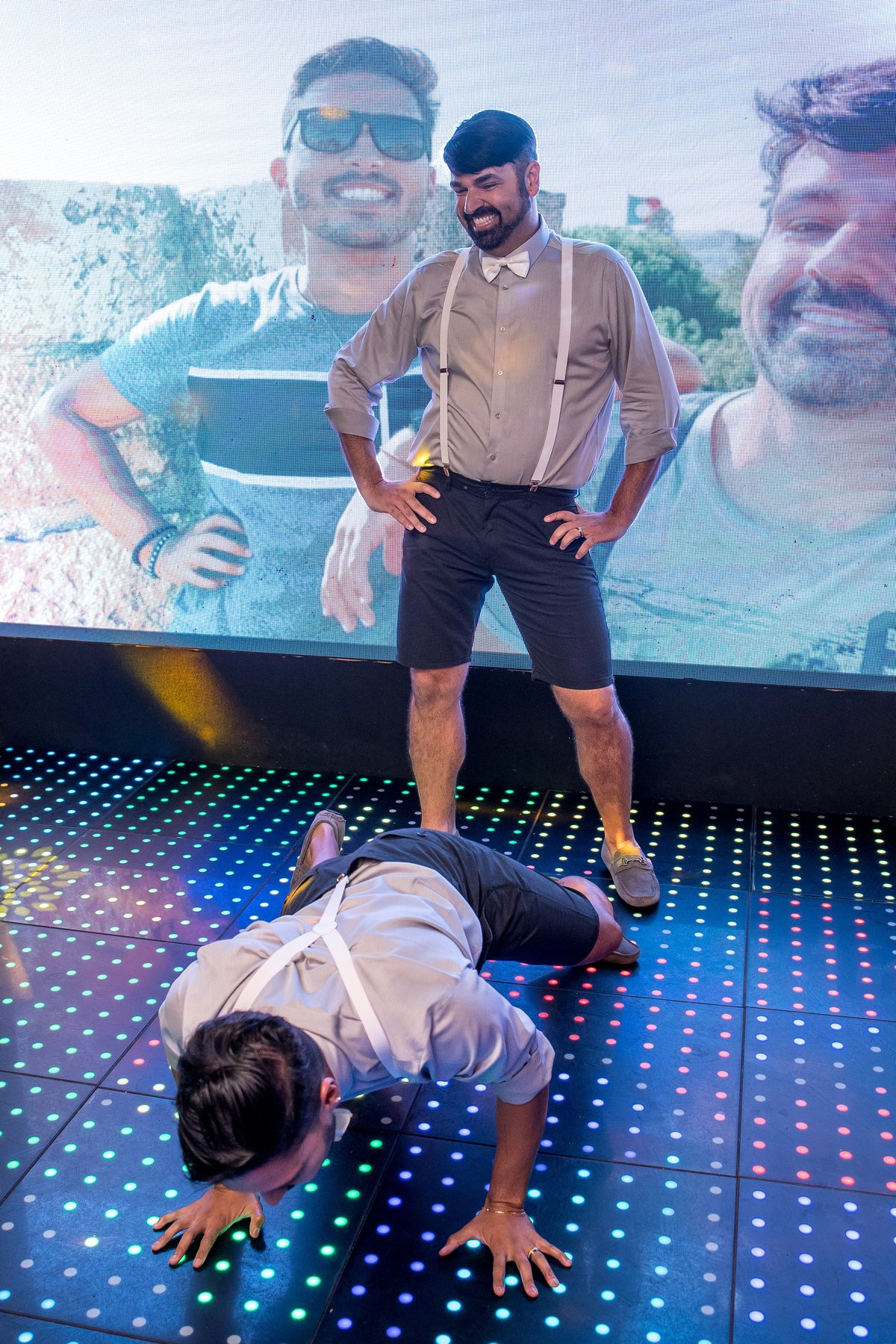 Noivos na pista de dança.