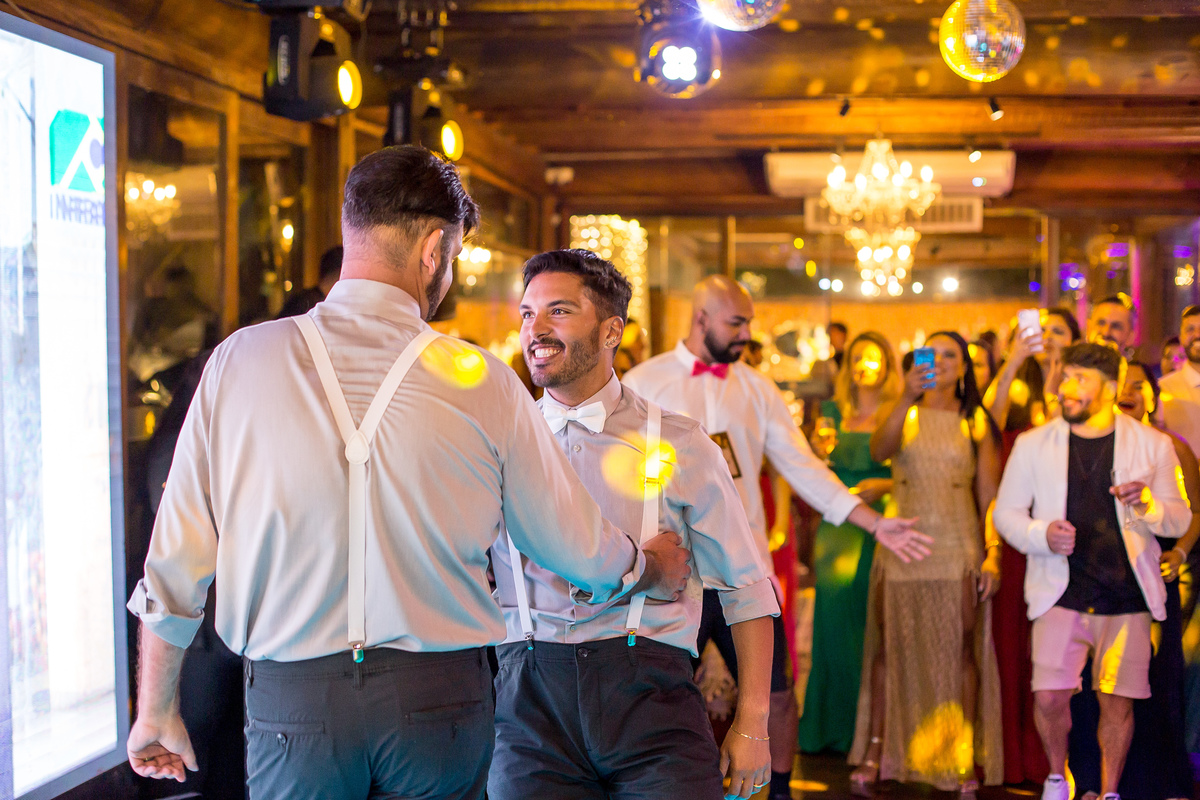 Noivos na pista de dança.