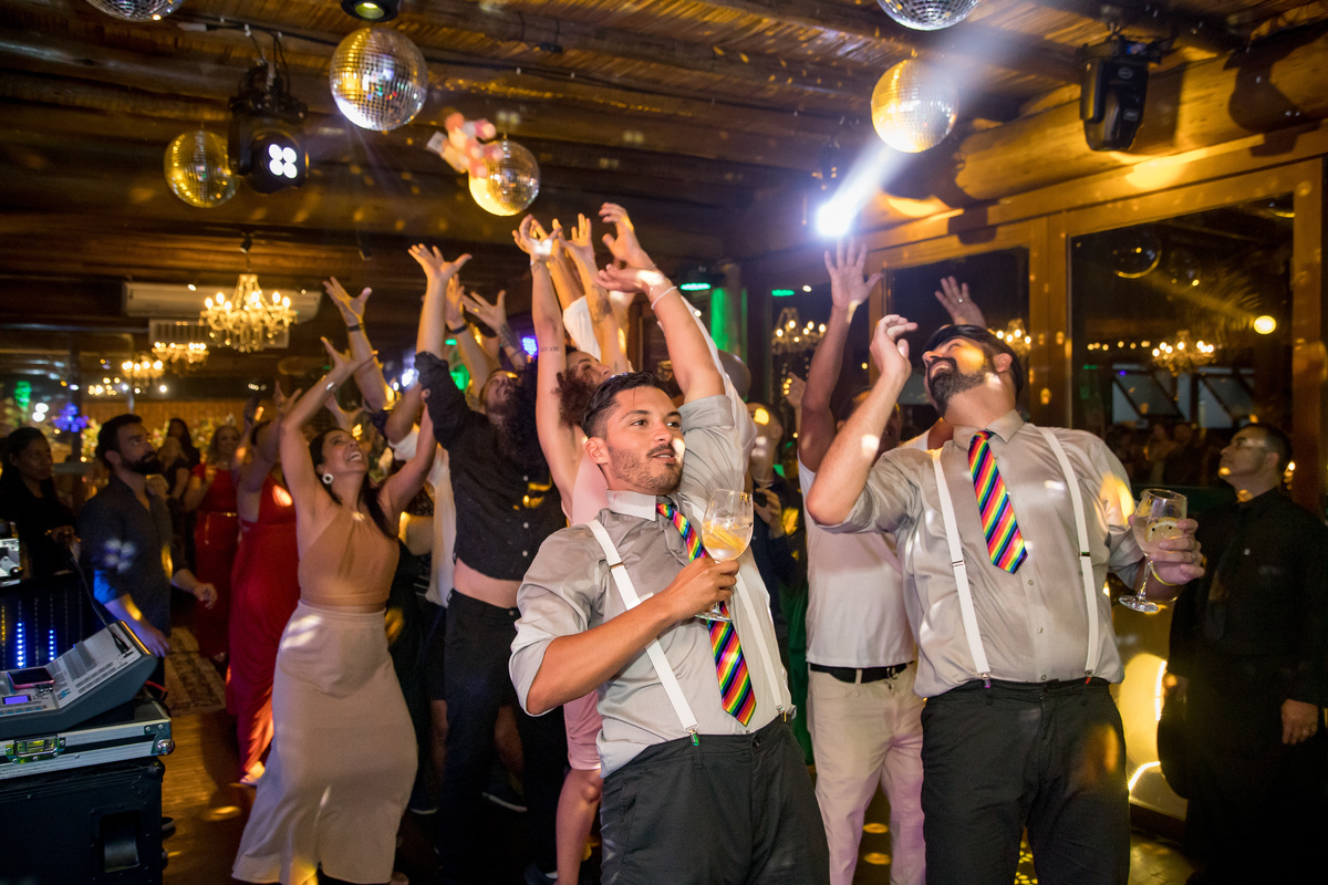 Jogar buquê casamento LGBT.