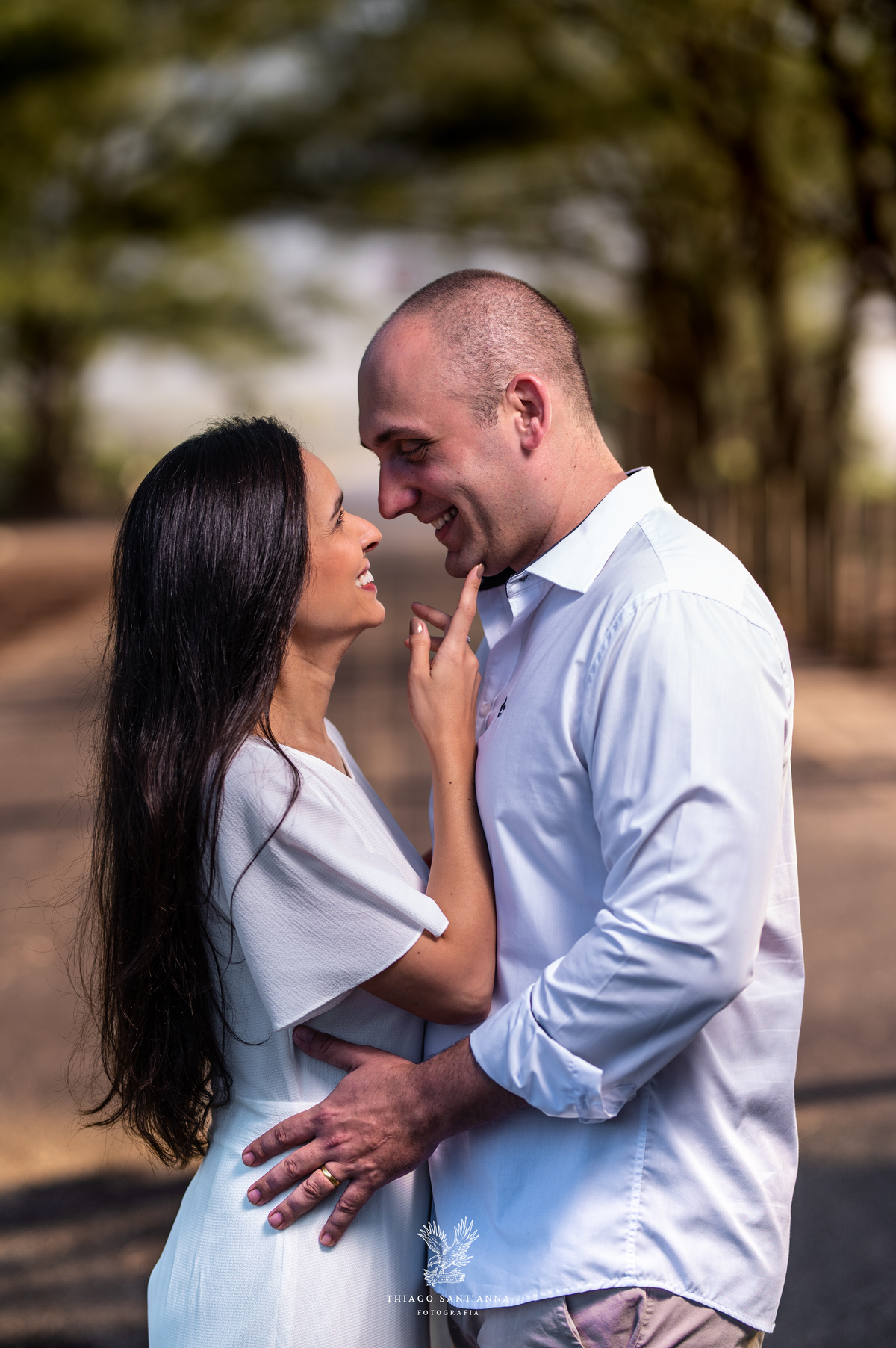 Pose para ensaio de casamento.