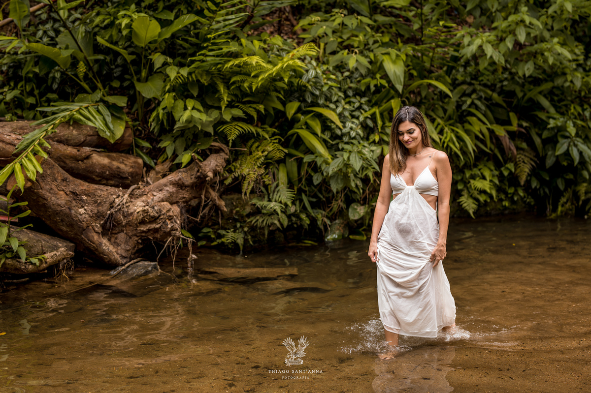 ideia de vestido para ensaio de casamento na cachoeira.