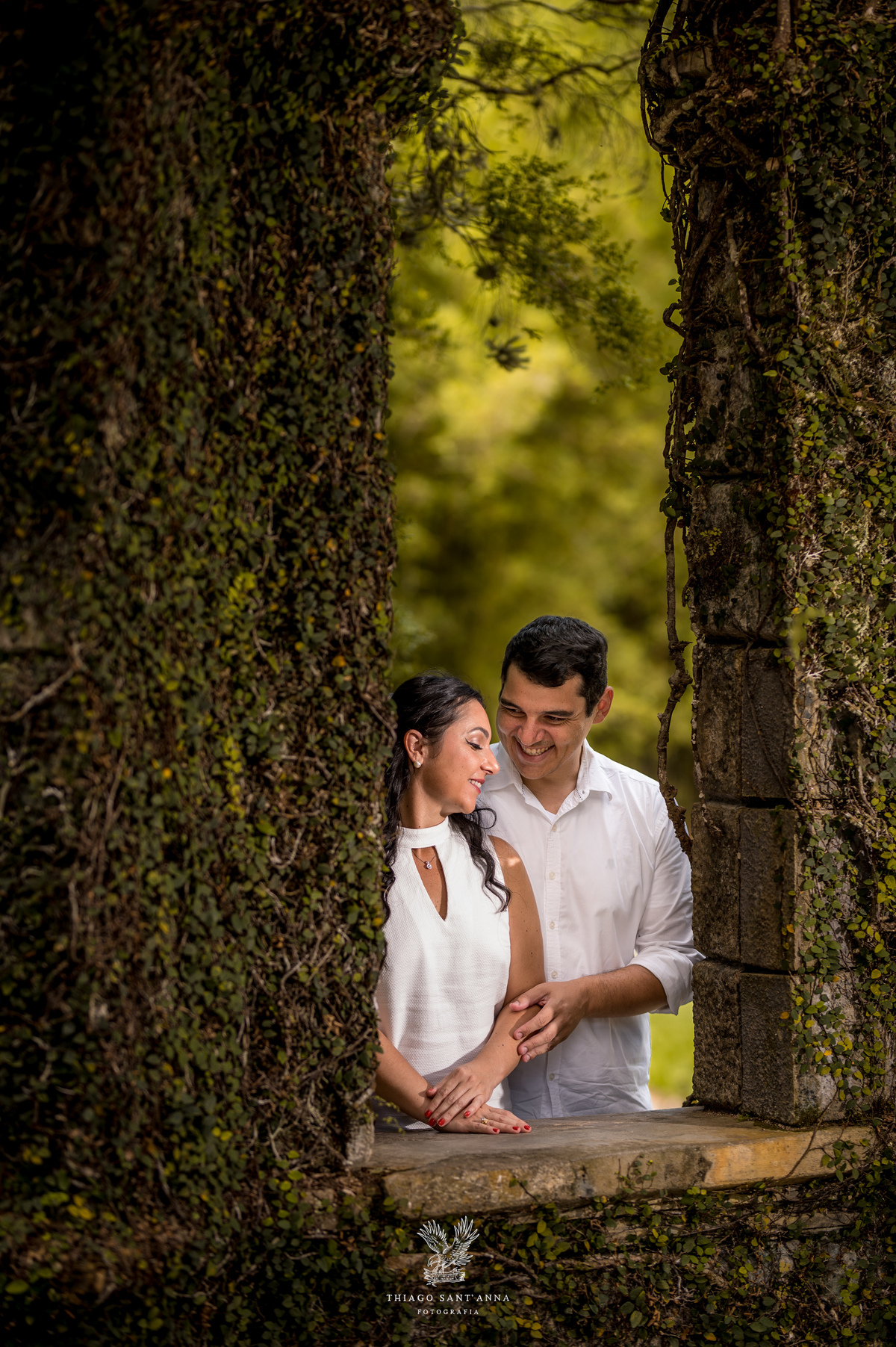 Ideia de pose em casal ensaio de casamento.