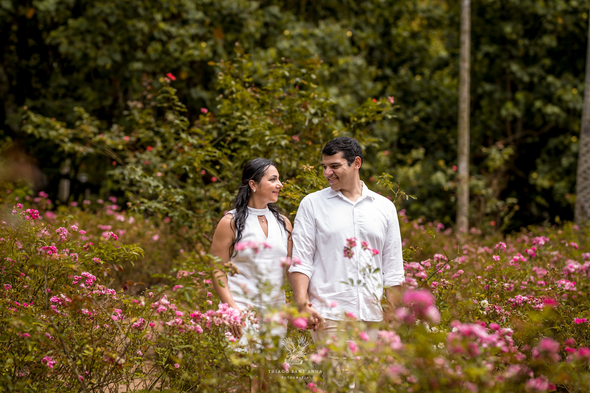 Ideia de foto com flores ensaio de casamento.