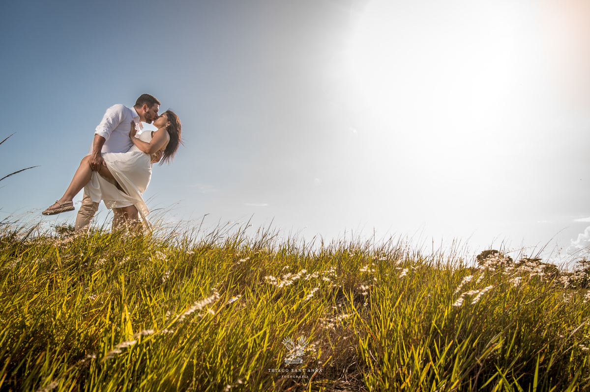 Ensaio no campo para casamento ideia de pose.