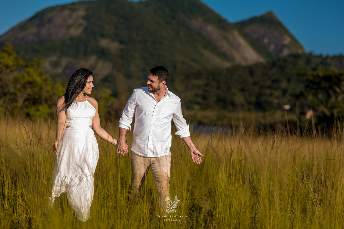 Ensaio no campo para casamento ideia de foto.