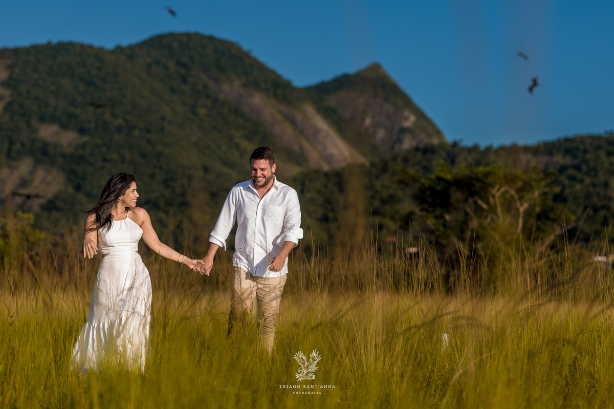 Ensaio no campo para casamento ideia de foto.