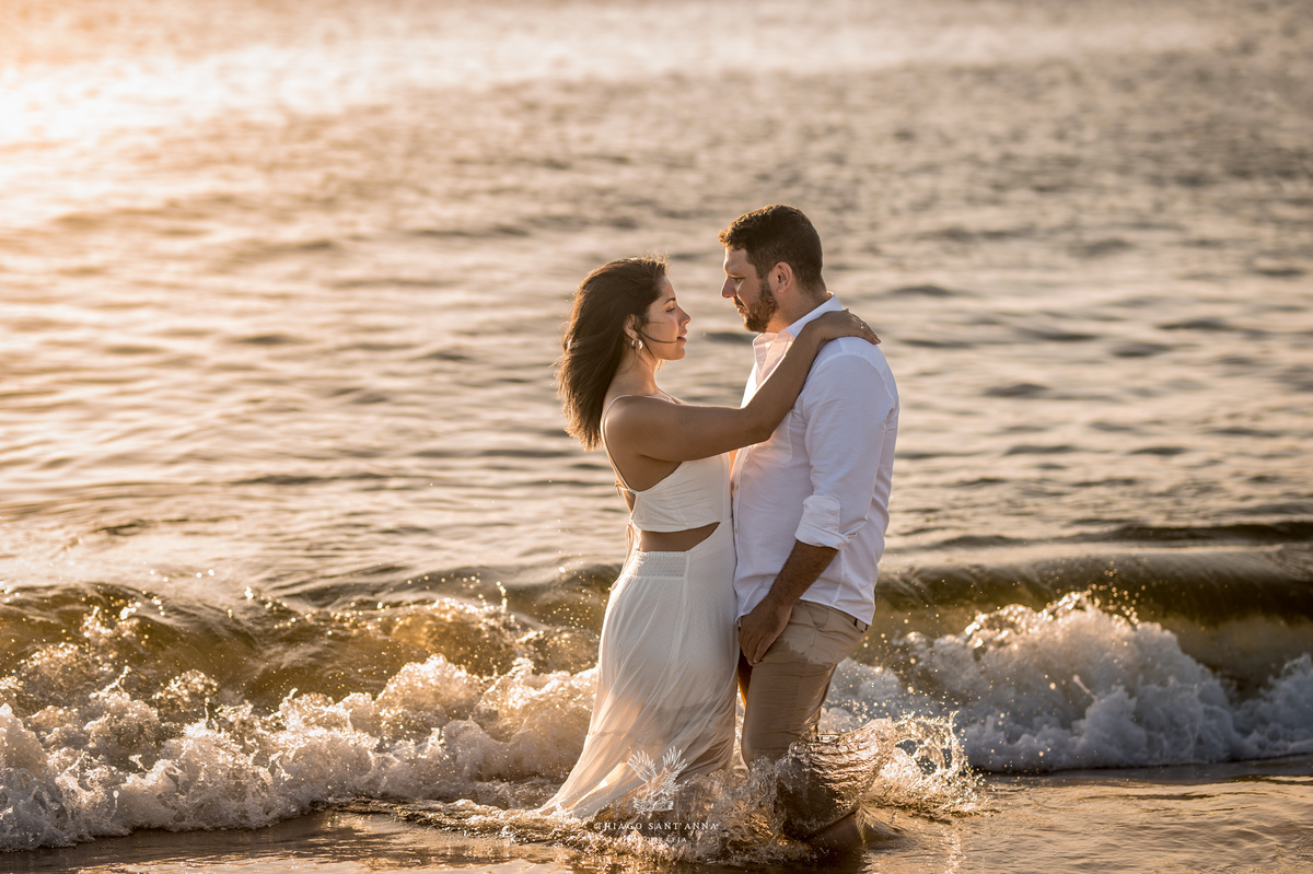 Ideia de foto na praia para ensaio de casamento.