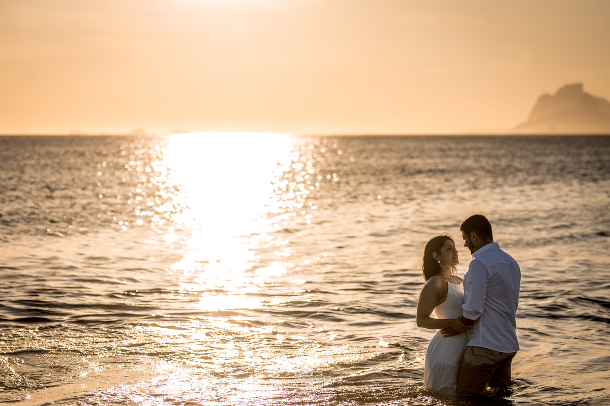 Ideia de foto ao pôr do sol para ensaio de casamento.