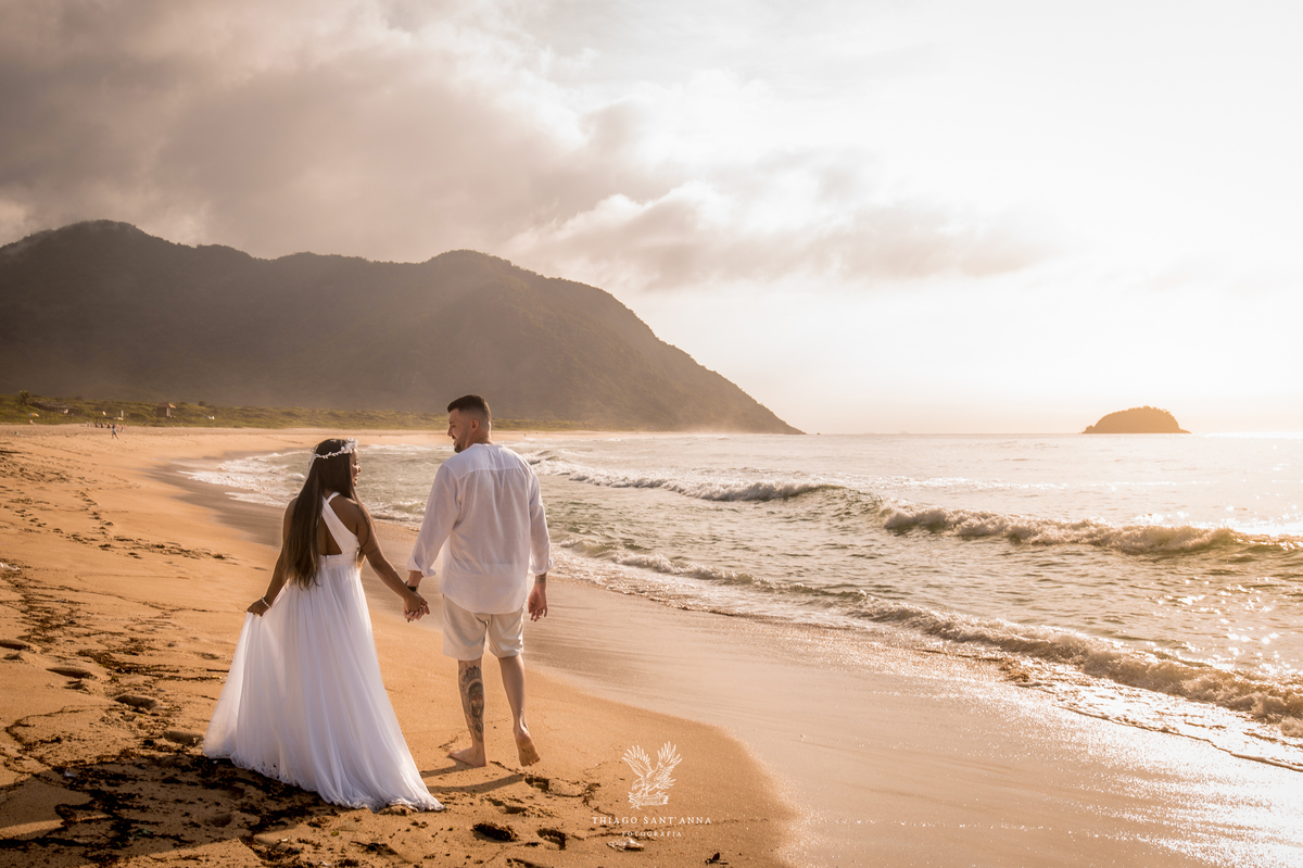 Ensaio na praia para casamento.