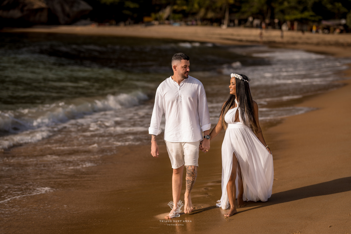 Ensaio na praia para casamento.