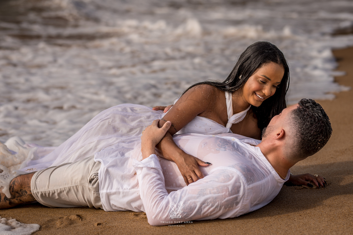 Ideias de pose para casal na praia.