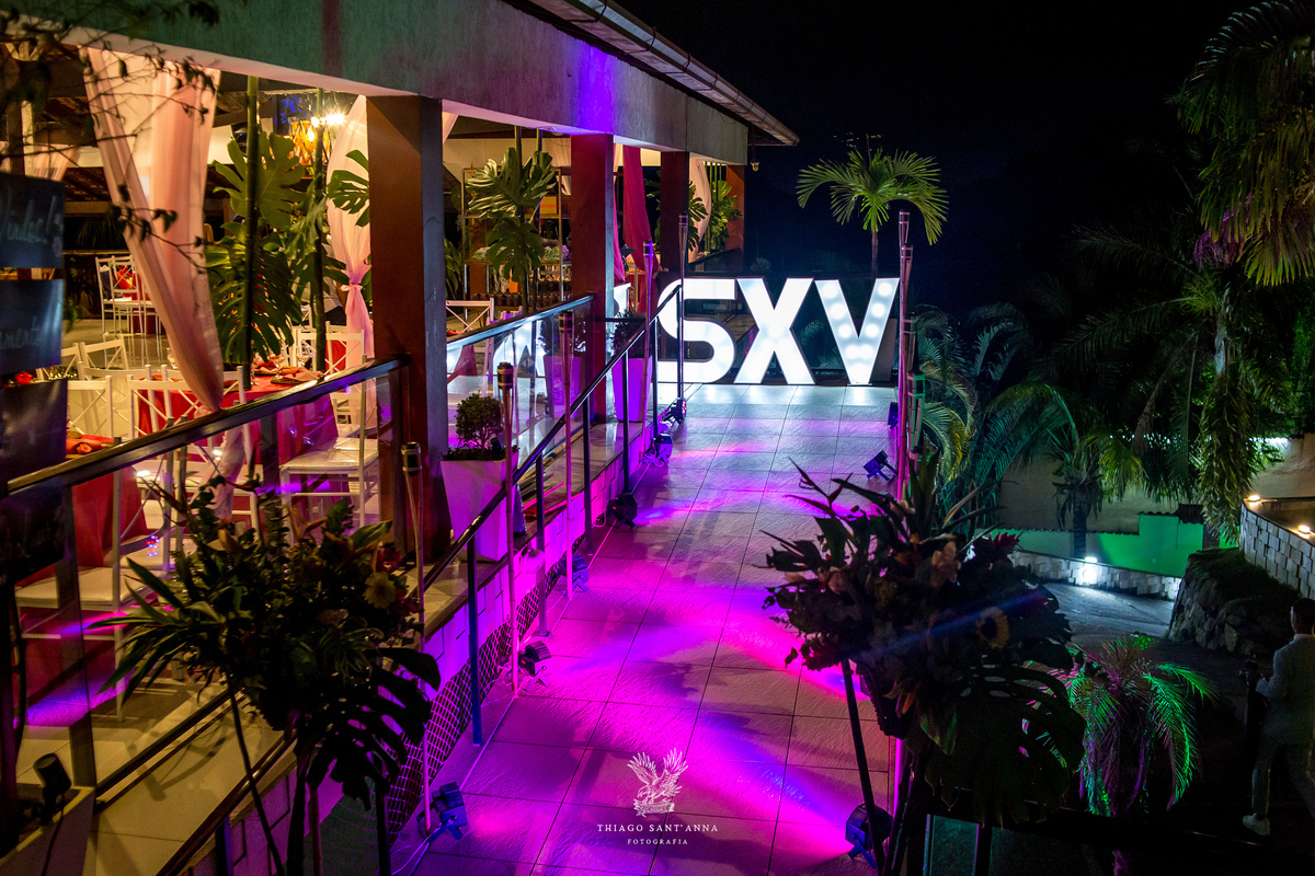 Ideia de decoração no salão de festa para 15 anos.