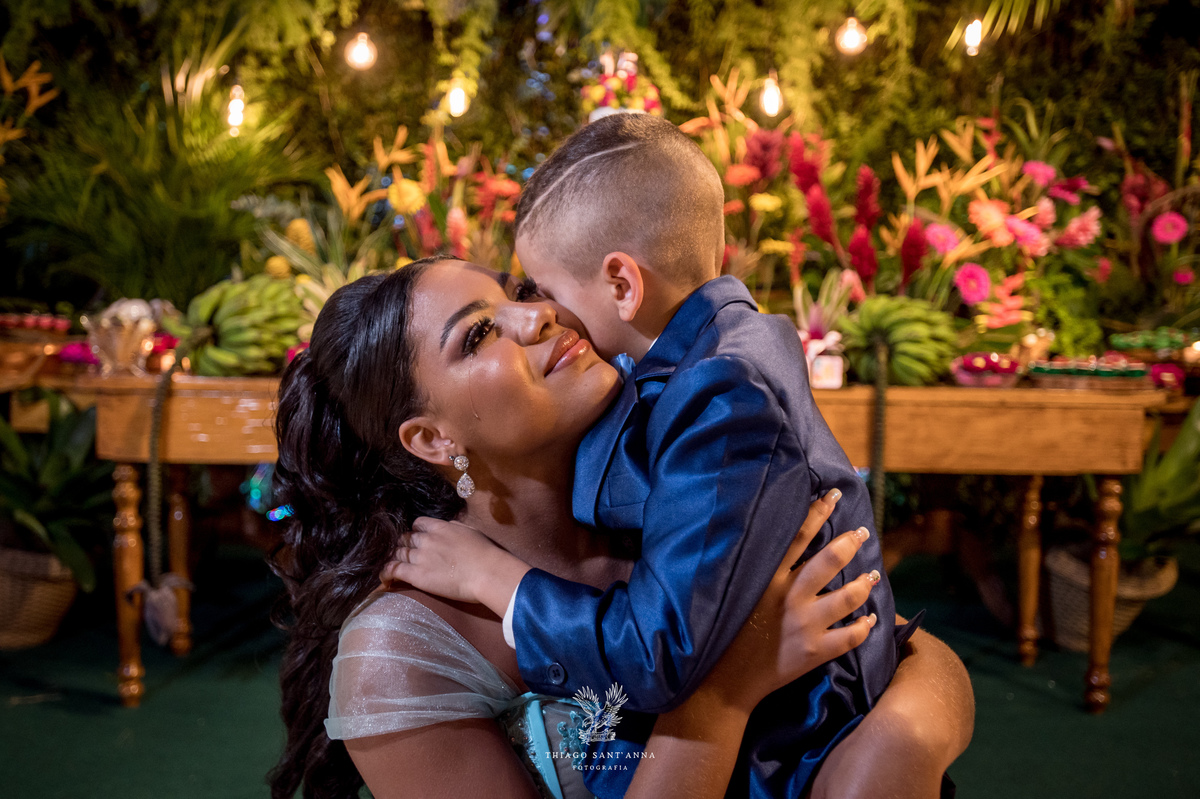 Festa de 15 anos com irmão mais novo.