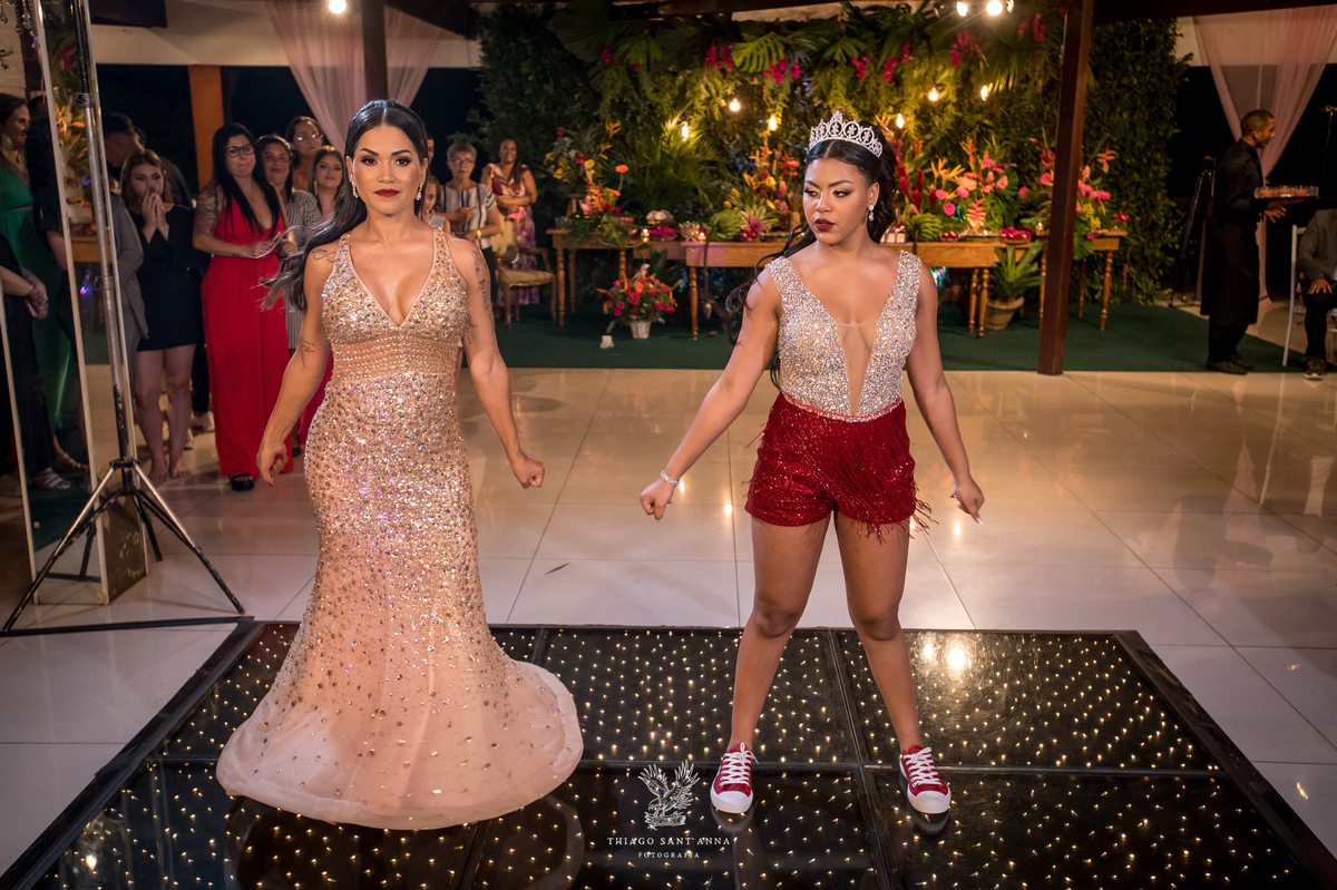 Dança com a mãe pós valsa 15 anos.