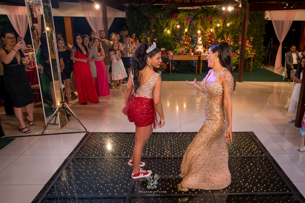 Dança debutante com a mãe .