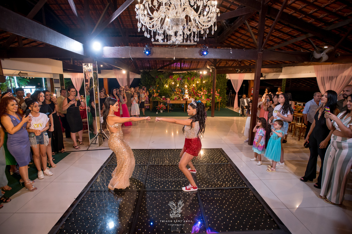 Dança debutante com a mãe pós valsa.