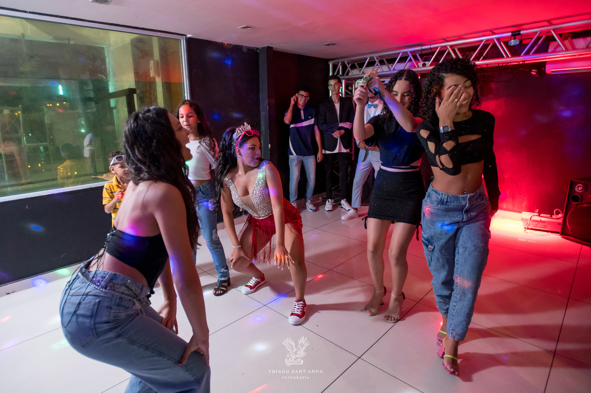 Debutante e amigas na pista de dança.
