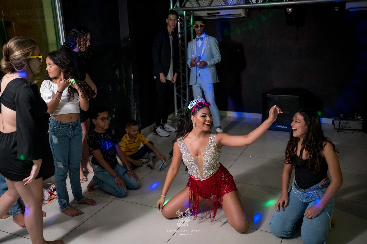 Debutante e amiga na pista de dança.