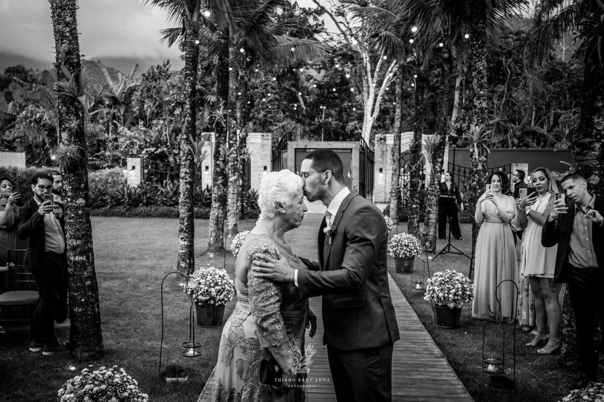 Entrada do noivo na cerimônia casamento.