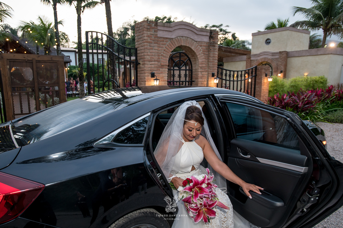 Noiva no carro / entrada da noiva no casamento.