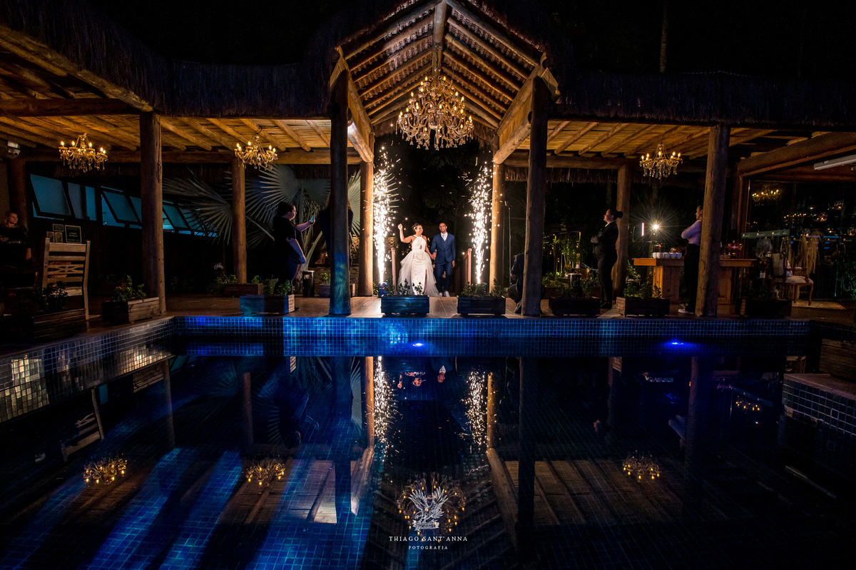 Entrada dos noivos na festa de casamento.