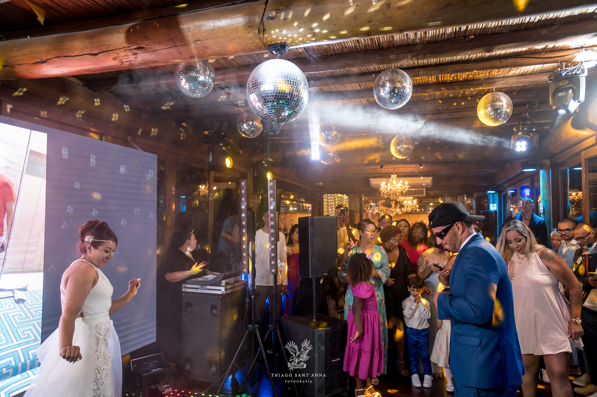 Dança dos noivos / Abertura da pista de dança.