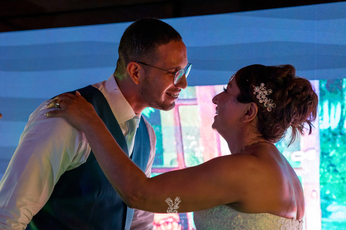 Noivos na festa de casamento.