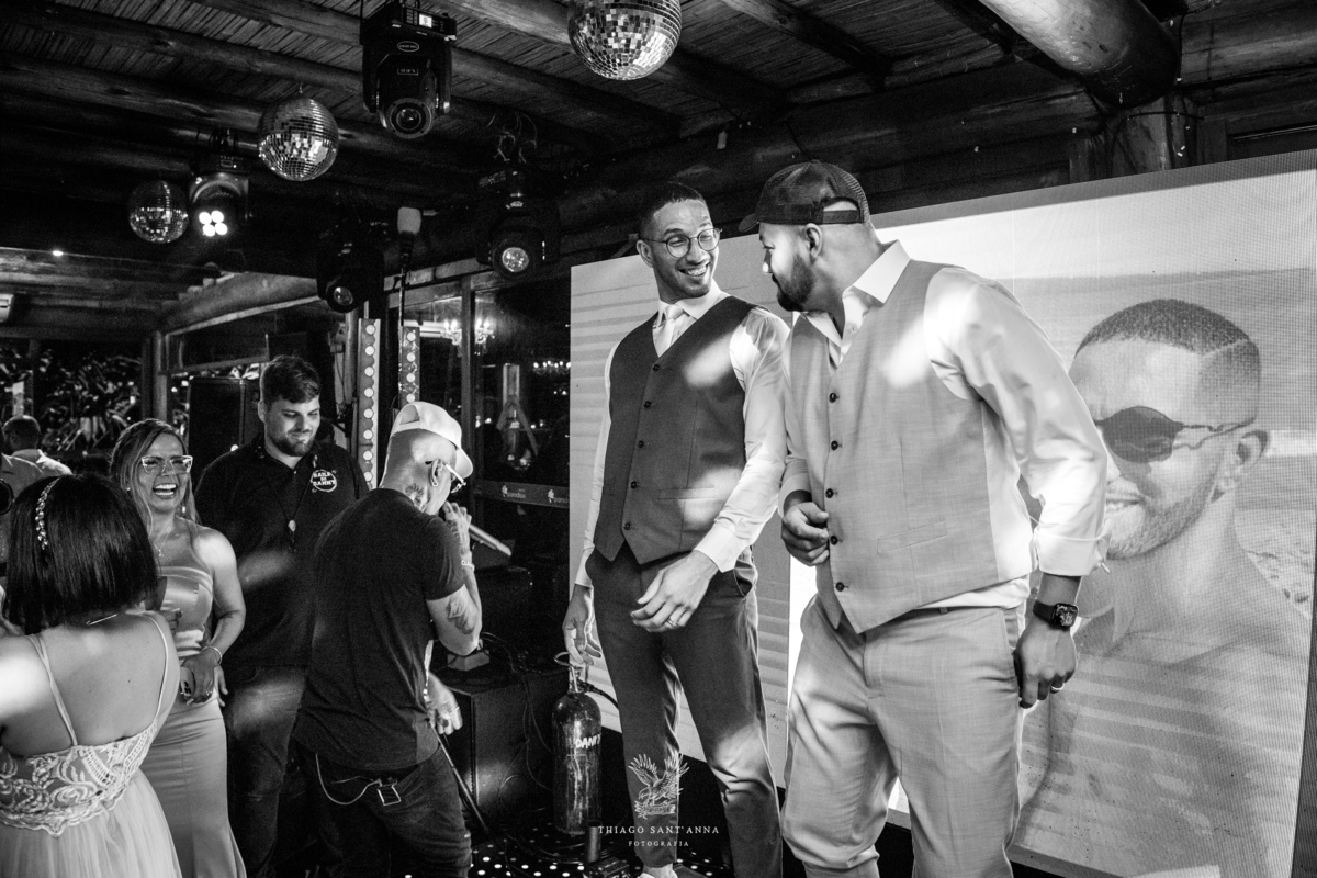 Noivos na festa de casamento.