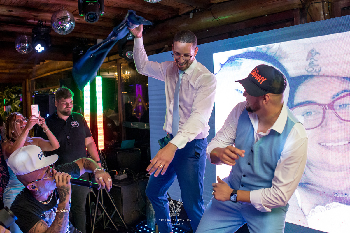 Noivos na festa de casamento.